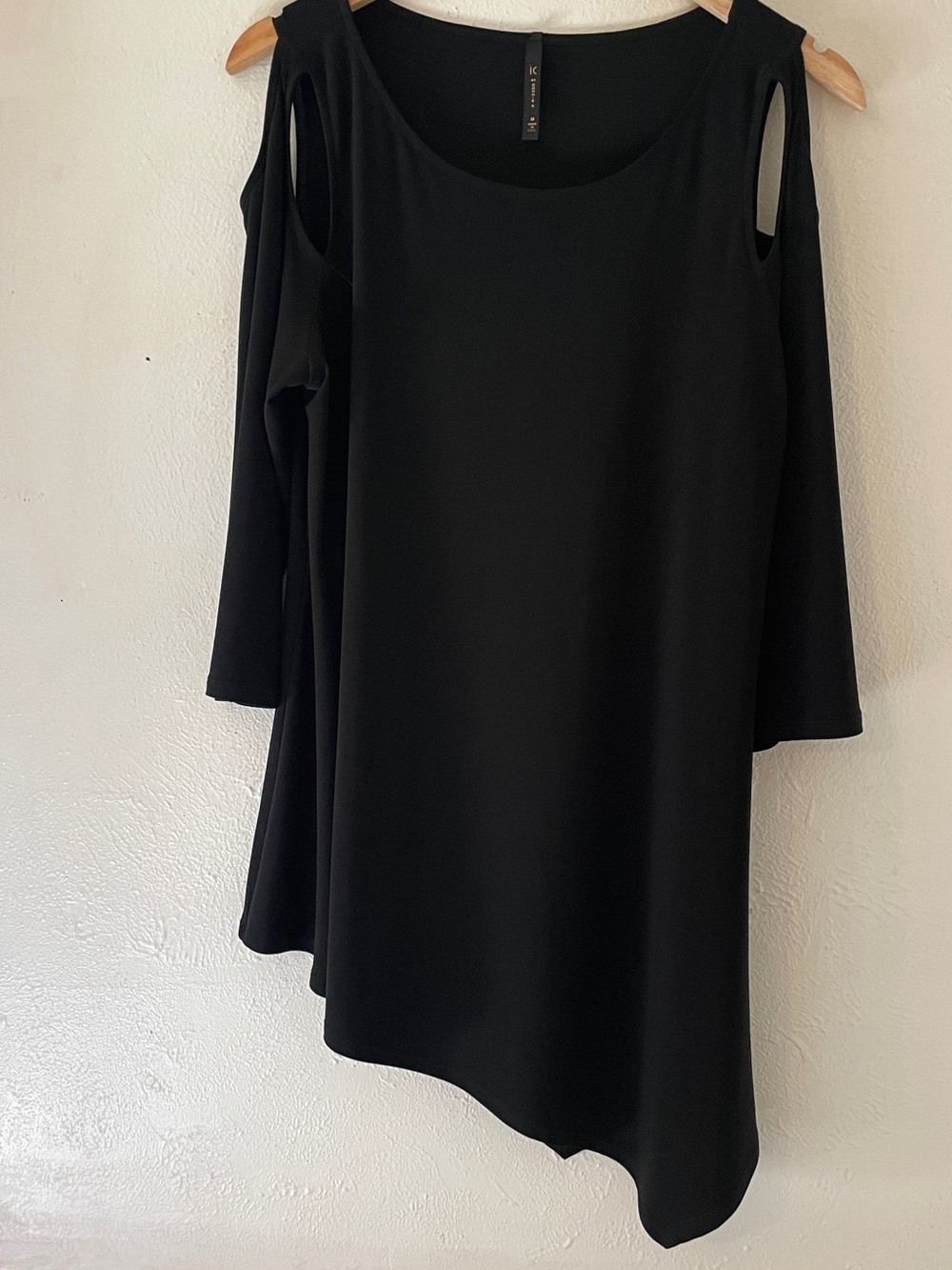 IC by Connie K Black Asymmetrical Hem Cold Shoulder Tunic Blouse USA M EUC